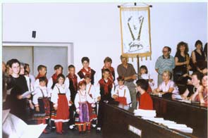 Sku�tina DPG 1995, djeca iz Gabonjina, g. U�alj sa zastavom